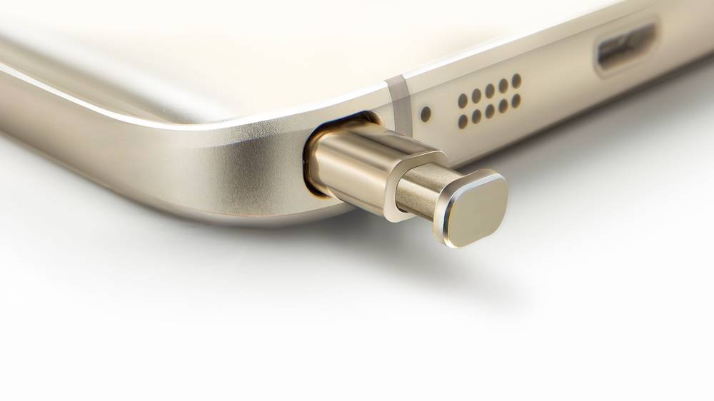 Gold platinum Galaxy Note5 and S Pen close up