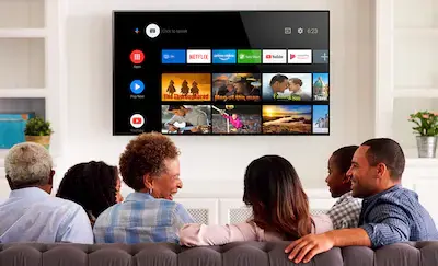 Familie cautand continut de divertisment pe Android TV