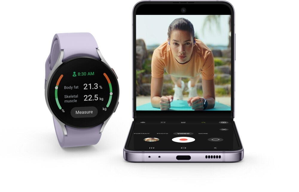 Galaxy Z Flip 4, in modul FlexCam, inregistreaza un videoclip de antrenament. Alaturi este un Galaxy Watch 5.