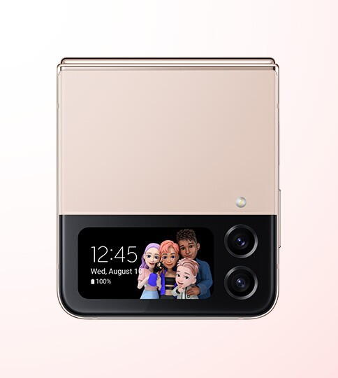 Un Galaxy Z Flip4 in Pink Gold, pliat, cu un emoji AR personalizat, este setat ca un cadran al ceasului pe Cover Screen.