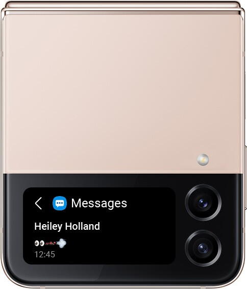 Un Galaxy Z Flip4 in Pink Gold, pliat, cu o notificare prin mesaj text pe Cover Screen. Prezinta o serie de simboluri emoji: ochi, masina de curse si vant.