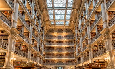 Interiorul unei biblioteci cu detalii specifice 4K in arhitectura