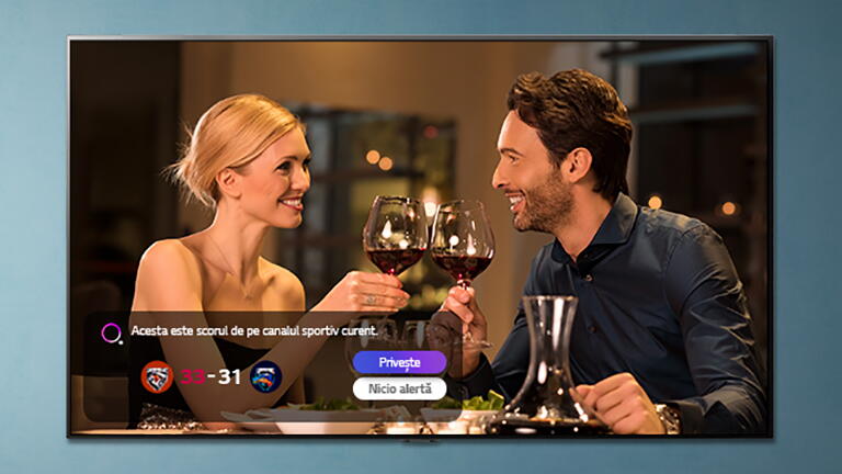 Imaginea unui bărbat și a unei femei ciocnind pahare, afișată pe un ecran TV în timp ce se primesc notificări ale alertelor sportive