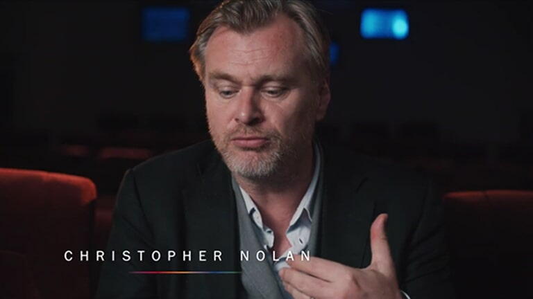 Christopher Nolan în timpul unui interviu într-o sală de teatru
