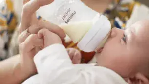 Tetina eliberează lapte numai atunci când bebeluşul bea activ lapte