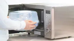 Pentru majoritatea cuptoarelor cu microunde de pe piaţă