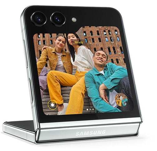 O pre-vizualizare a unui selfie este afisata pe Ecran frontal Flex a Galaxy Z Flip5 in Flex Mode. Trei prieteni pozeaza impreuna pentru selfie-ul realizat la distanta de dispozitiv.