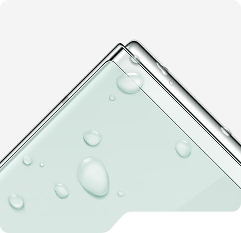 Un prim-plan al unui colt al Galaxy Z Flip5 cu picaturi de apa pe exterior.