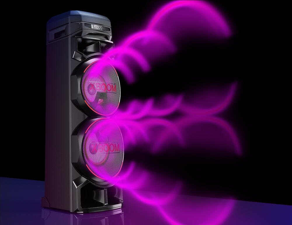 LG XBOOM RNC9 cu partea stanga inainte, pe un fundal negru. Grafica circulara de sunet violet iese din woofere.
