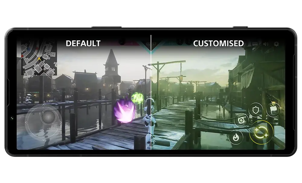 Xperia 5 V cu o imagine divizata pe ecran, culorile sunt diferite intre ecranul din stanga, cu textul DEFAULT (Implicit) si cel din dreapta, cu textul CUSTOMISED (Personalizat)