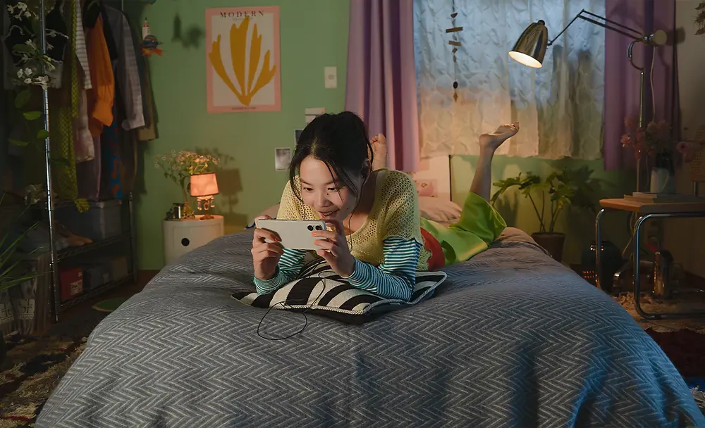 Imagine cu o persoana in pat, uitandu-se la clipuri video pe Xperia 5 V