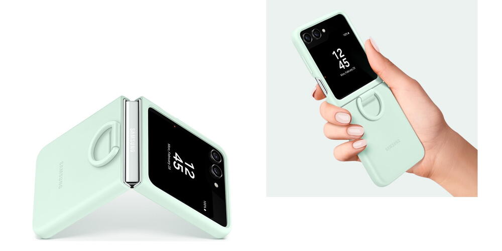 Un dispozitiv Galaxy Z Flip5 acoperit cu o husa Silicone Case with Ring in culoare mentei este deschis intr-un unghi de 45 de grade. O mana tine ferm acelasi dispozitiv, deschis.