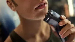 Capetele 4D flexibile urmăresc conturul feţei pentru un bărbierit confortabil