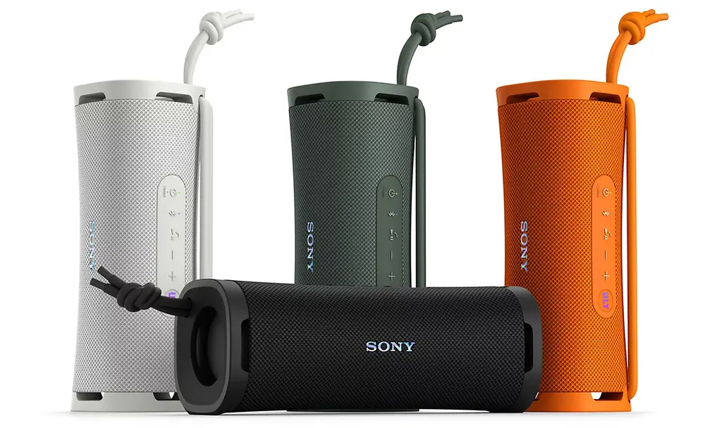 Patru boxe portabile ULT FIELD 1 in diferite culori, inclusiv negru, alb cenusiu, gri padure si portocaliu.