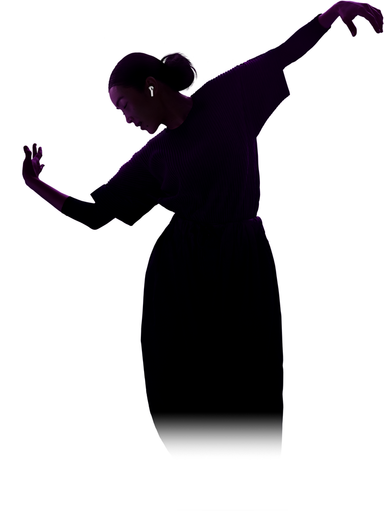 O dansatoare purtand castile AirPods Pro 4